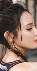 彭小苒迷彩衣，紧身背心，工装裤酷美工厂风写真图片