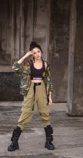 彭小苒迷彩衣，紧身背心，工装裤酷美工厂风写真图片