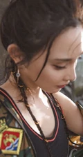 彭小苒迷彩衣，紧身背心，工装裤酷美工厂风写真图片