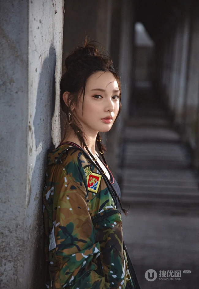 彭小苒迷彩衣，紧身背心，工装裤酷美工厂风写真图片