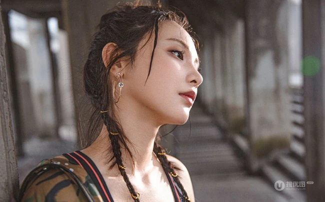 彭小苒迷彩衣，紧身背心，工装裤酷美工厂风写真图片