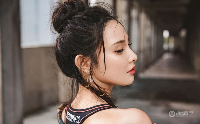 彭小苒迷彩衣，紧身背心，工装裤酷美工厂风写真图片