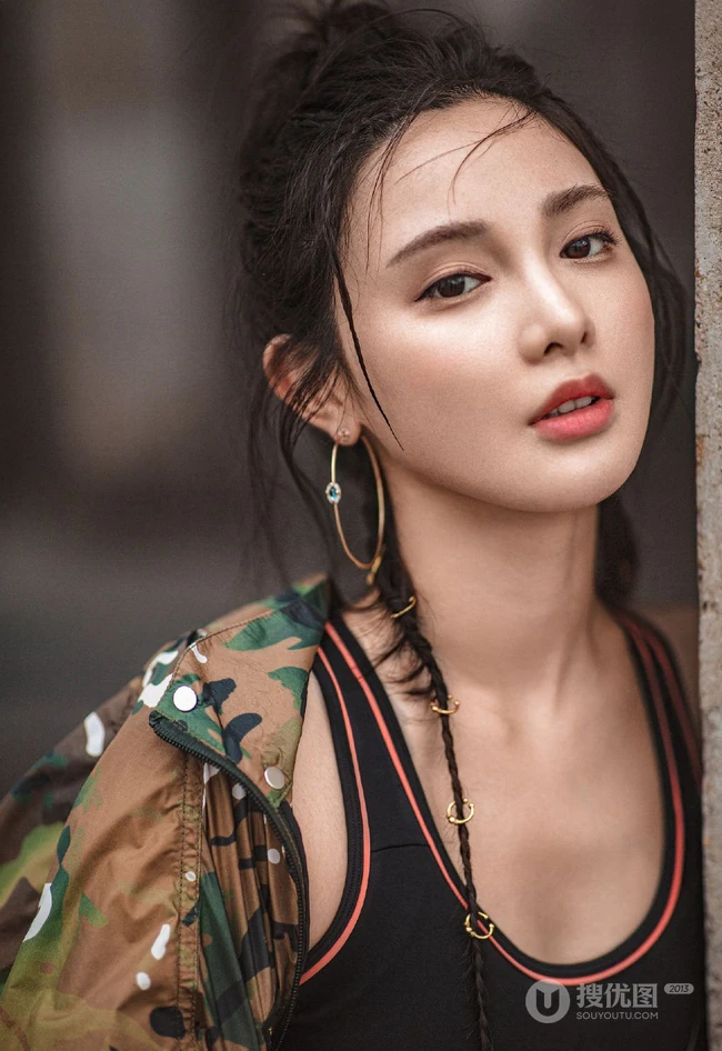 彭小苒迷彩衣，紧身背心，工装裤酷美工厂风写真图片