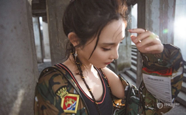 彭小苒迷彩衣，紧身背心，工装裤酷美工厂风写真图片