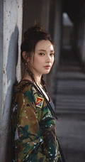 彭小苒迷彩衣，紧身背心，工装裤酷美工厂风写真图片