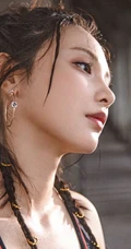彭小苒迷彩衣，紧身背心，工装裤酷美工厂风写真图片