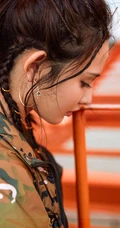 彭小苒迷彩衣，紧身背心，工装裤酷美工厂风写真图片