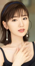 毛晓彤肩带黑裙气质代言写真美图