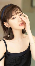 毛晓彤肩带黑裙气质代言写真美图