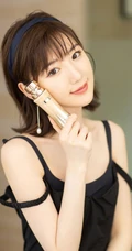 毛晓彤肩带黑裙气质代言写真美图