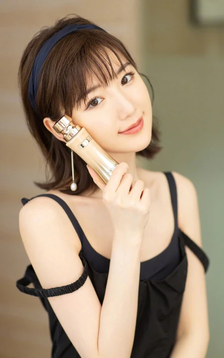 毛晓彤肩带黑裙气质代言写真美图