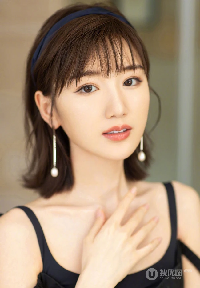 毛晓彤肩带黑裙气质代言写真美图