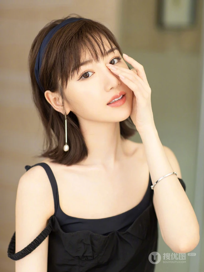 毛晓彤肩带黑裙气质代言写真美图