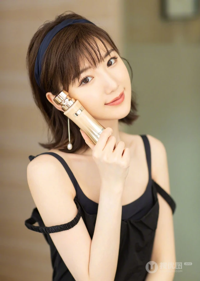 毛晓彤肩带黑裙气质代言写真美图