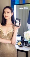 倪妮气质肩带裙出席活动写真美照