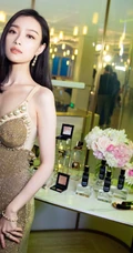 倪妮气质肩带裙出席活动写真美照