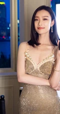 倪妮气质肩带裙出席活动写真美照