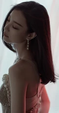 倪妮气质肩带裙出席活动写真美照