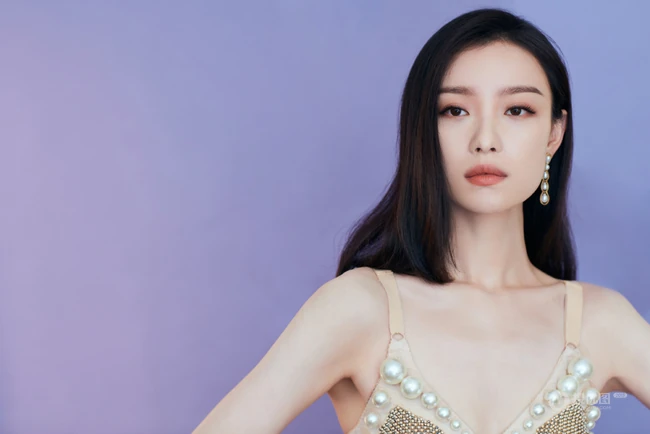 倪妮气质肩带裙出席活动写真美照