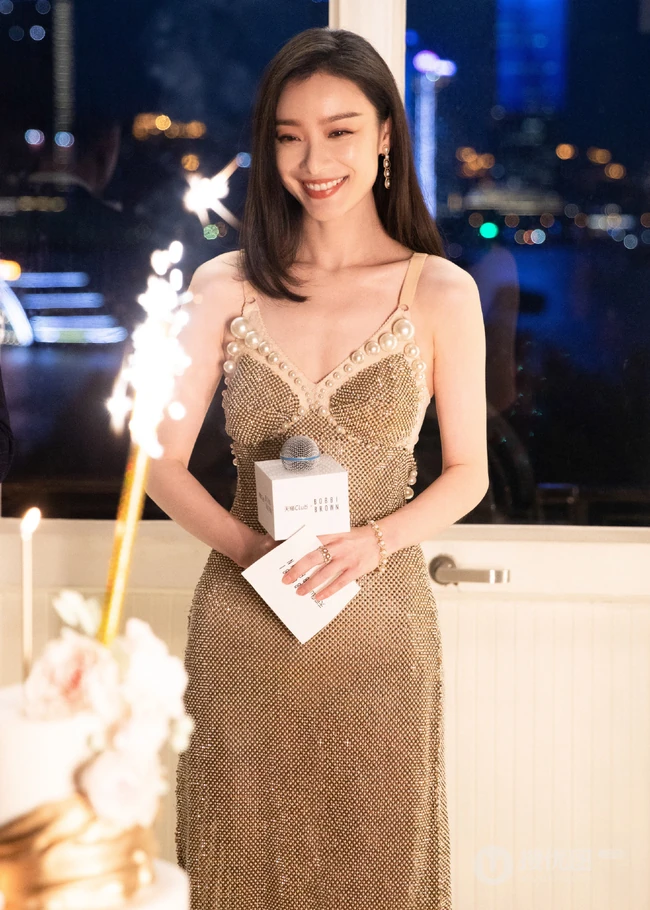 倪妮气质肩带裙出席活动写真美照