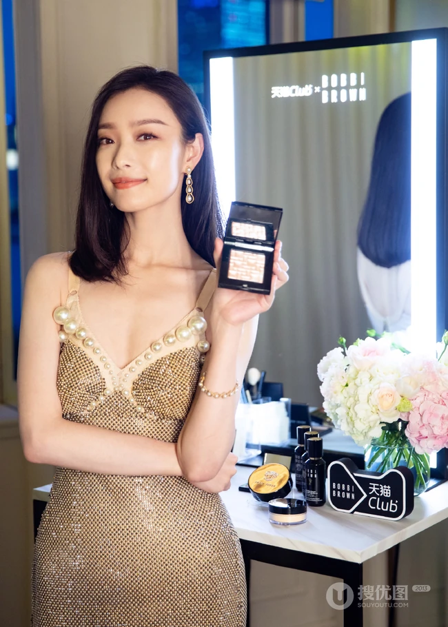 倪妮气质肩带裙出席活动写真美照