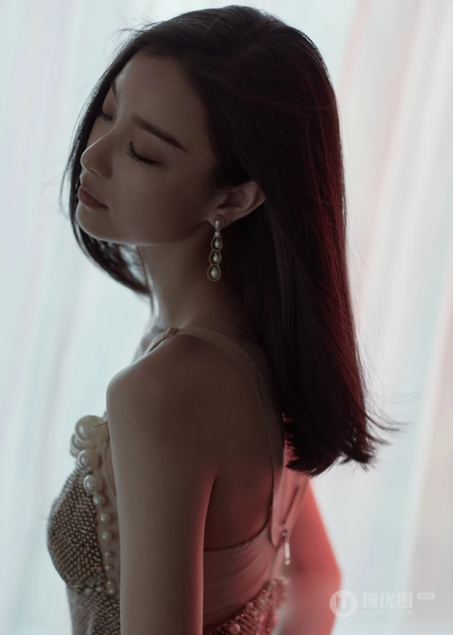 倪妮气质肩带裙出席活动写真美照