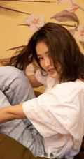 李沁童心十足居家玩闹写真，白衣牛仔裤穿搭，休闲可爱，笑容甜美