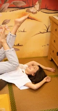 李沁童心十足居家玩闹写真，白衣牛仔裤穿搭，休闲可爱，笑容甜美
