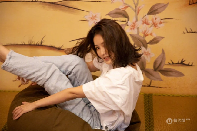 李沁童心十足居家玩闹写真，白衣牛仔裤穿搭，休闲可爱，笑容甜美