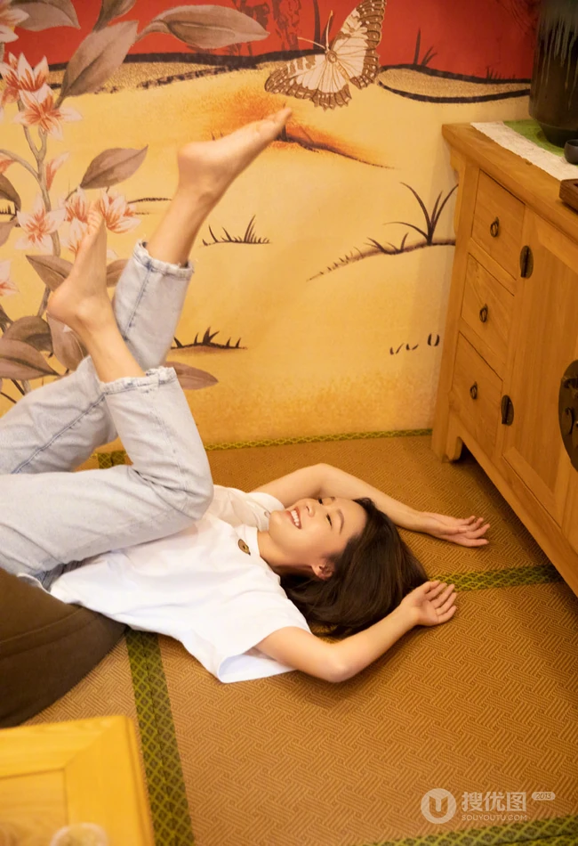 李沁童心十足居家玩闹写真，白衣牛仔裤穿搭，休闲可爱，笑容甜美