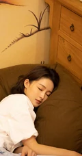 李沁童心十足居家玩闹写真，白衣牛仔裤穿搭，休闲可爱，笑容甜美