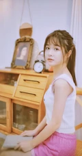 清新清新的马尾辫少女，字母背心红短裤，居家看书文艺写真图片