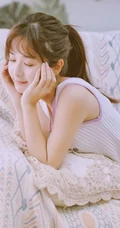 清新清新的马尾辫少女，字母背心红短裤，居家看书文艺写真图片