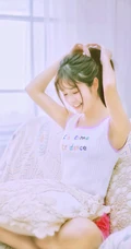 清新清新的马尾辫少女，字母背心红短裤，居家看书文艺写真图片