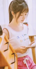 清新清新的马尾辫少女，字母背心红短裤，居家看书文艺写真图片