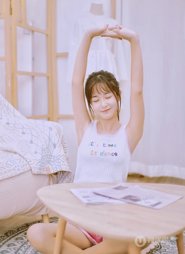 清新清新的马尾辫少女，字母背心红短裤，居家看书文艺写真图片