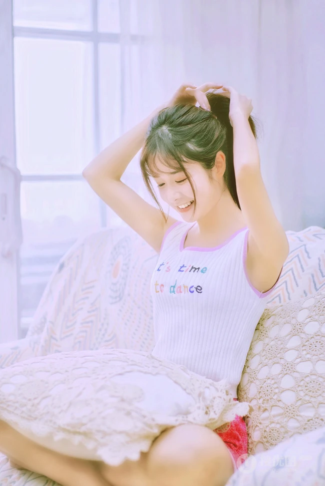 清新清新的马尾辫少女，字母背心红短裤，居家看书文艺写真图片