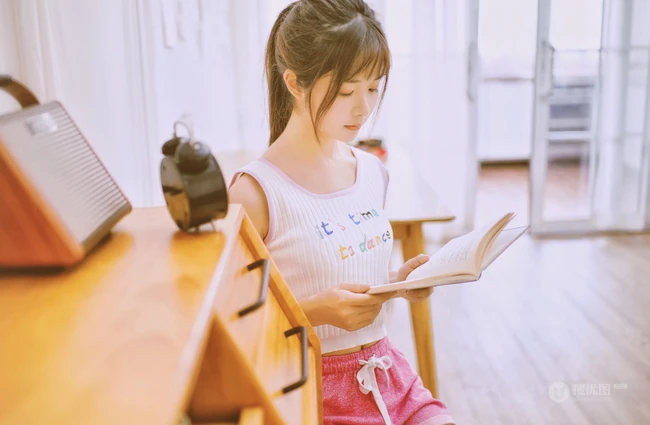 清新清新的马尾辫少女，字母背心红短裤，居家看书文艺写真图片