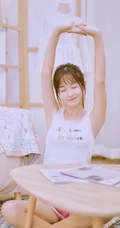 清新清新的马尾辫少女，字母背心红短裤，居家看书文艺写真图片
