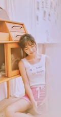 清新清新的马尾辫少女，字母背心红短裤，居家看书文艺写真图片