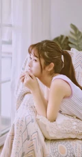清新清新的马尾辫少女，字母背心红短裤，居家看书文艺写真图片