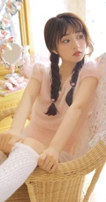 大眼睛，双麻花辫，大白线条感少女长筒袜短裤俏皮室内写真美照