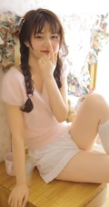 大眼睛，双麻花辫，大白线条感少女长筒袜短裤俏皮室内写真美照