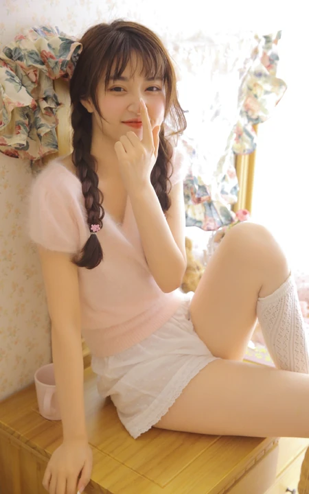 大眼睛，双麻花辫，大白线条感少女长筒袜短裤俏皮室内写真美照