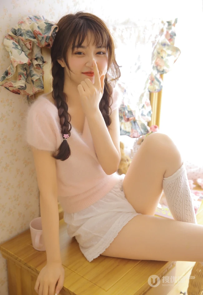 大眼睛，双麻花辫，大白线条感少女长筒袜短裤俏皮室内写真美照
