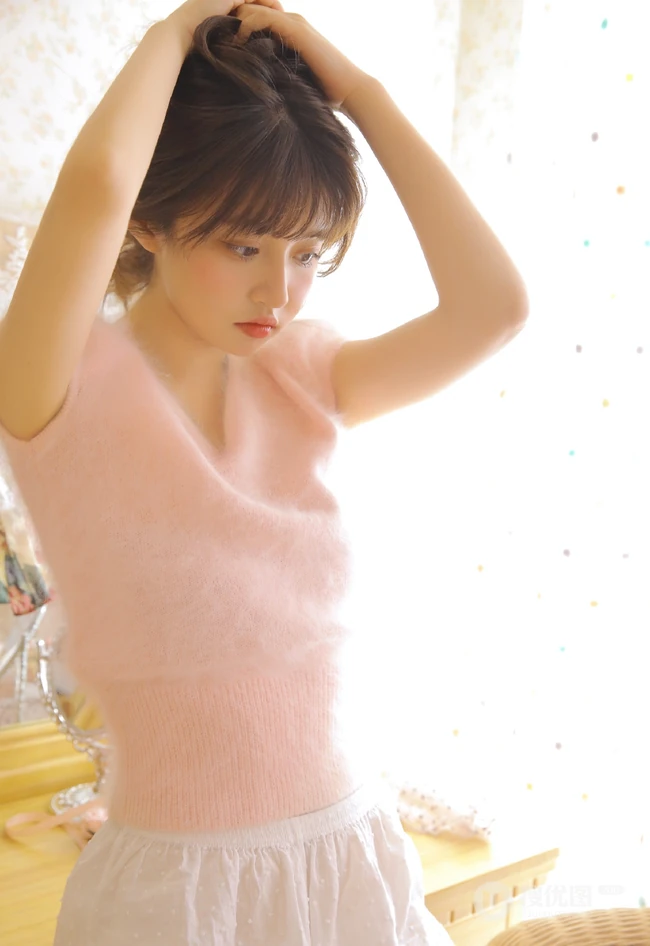 大眼睛，双麻花辫，大白线条感少女长筒袜短裤俏皮室内写真美照