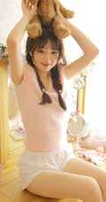 大眼睛，双麻花辫，大白线条感少女长筒袜短裤俏皮室内写真美照