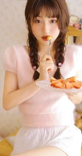 大眼睛，双麻花辫，大白线条感少女长筒袜短裤俏皮室内写真美照