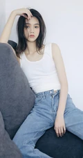 身段苗条高挑的长发高颜值漂亮少女白衣牛仔裤沙发写真美照