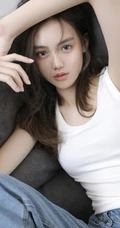身段苗条高挑的长发高颜值漂亮少女白衣牛仔裤沙发写真美照
